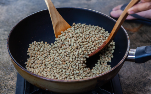 Guide til hjemmeristning: S�dan rister du selv kaffe p� panden